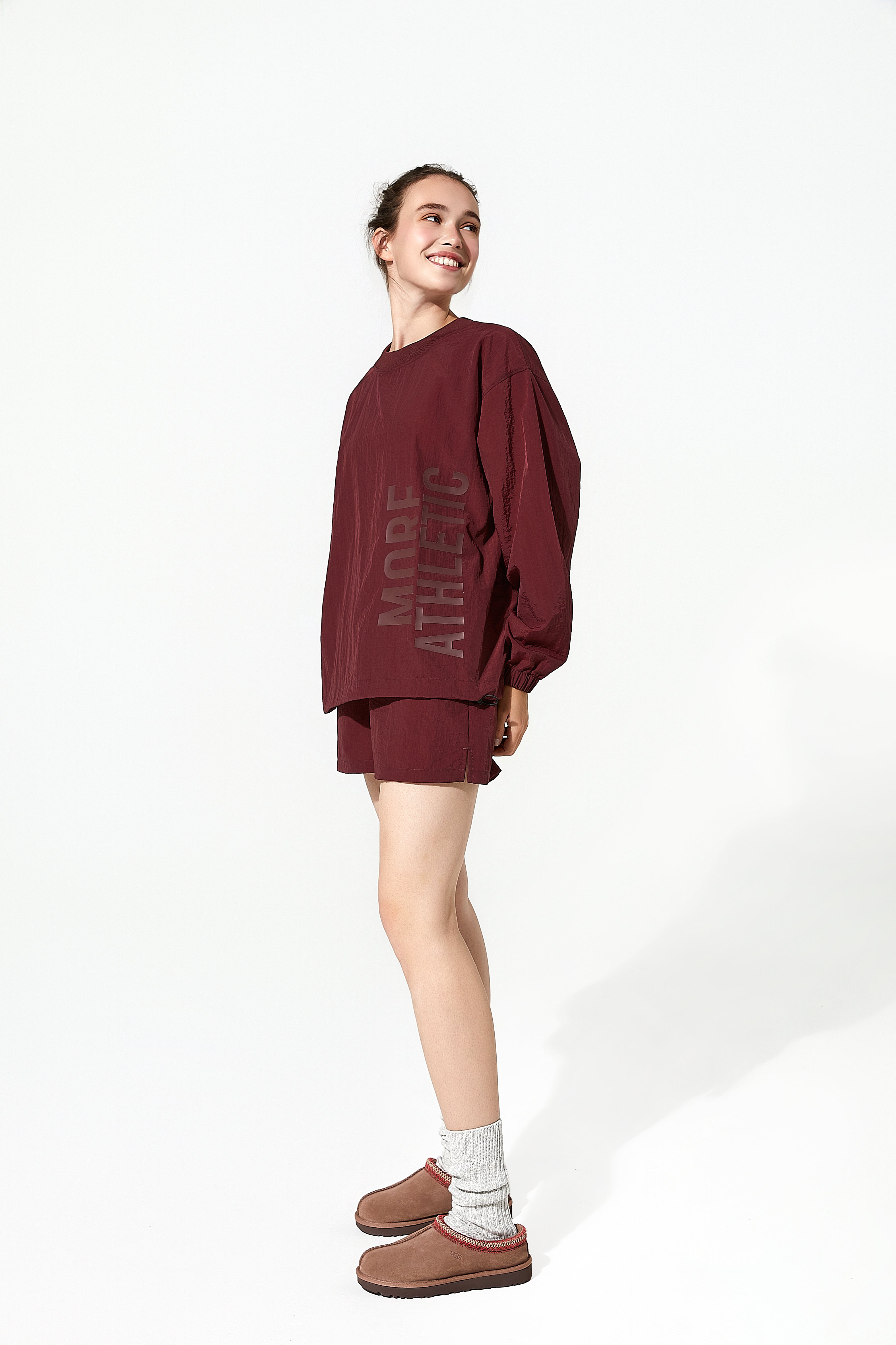 Functional windbreakers for women combined with sports shorts, demonstrating the appeal of a relaxed-fit womens windbreaker for everyday wear.